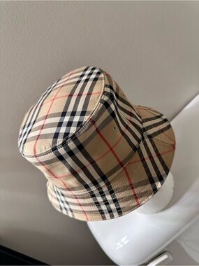 Burberry Bucket Hat in Beige